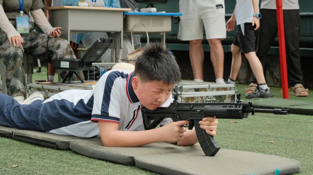 萍乡这群少年，真帅！扛弹药箱、钻涵洞、打靶……